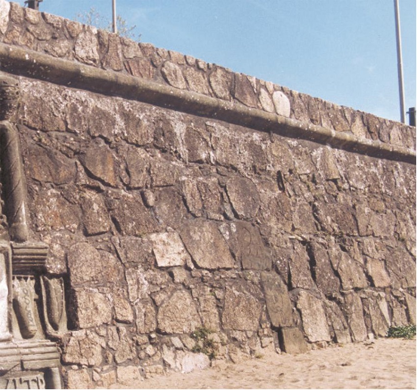 Ashlars laid in stretchers, not excluding the laid in headers technique.