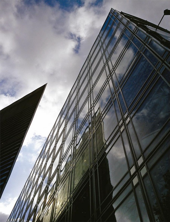 The Arab World Institute in Paris, architect J. Nouvel (1987).