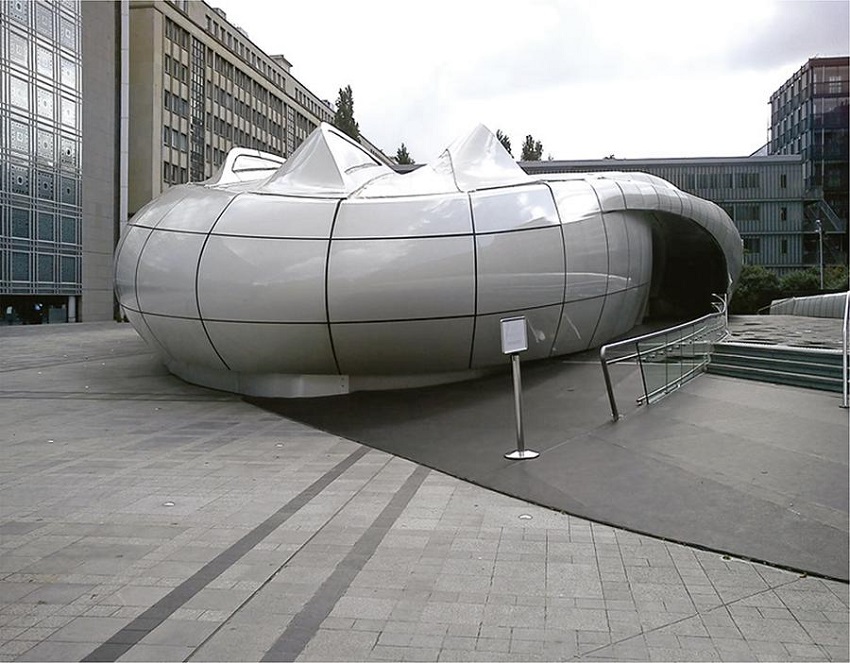 The Mobile Art Pavilion in the courtyard of the Arab World Institute in Paris, architect Z. Hadid (Project of 2008) (2011).