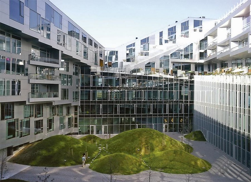 The office and residential complex “8 House” in Copenhagen, architect B. Ingels (2009).