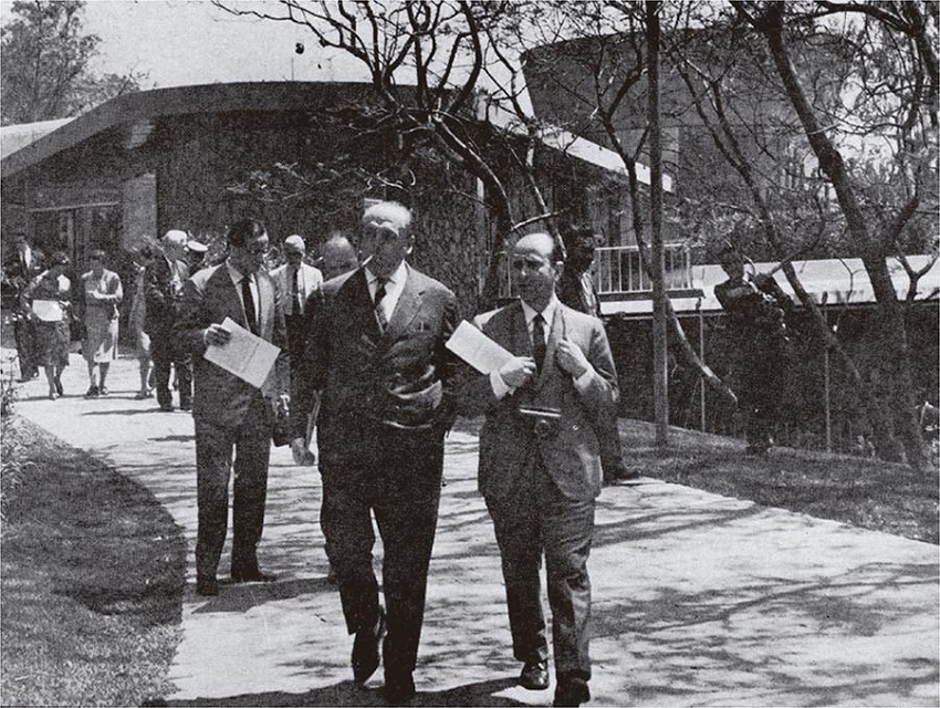 Carlos de Miguel y Miguel Fisac en la reuni&oacute;n de la Comisi&oacute;n de Construcciones Escolares de la Uni&oacute;n Internacional de Arquitectos de M&eacute;xico, 1962. Figure 6. Carlos de Miguel and Miguel Fisac at the meeting of the School Building Commission of the International Union of Architects held in Mexico, 1962.