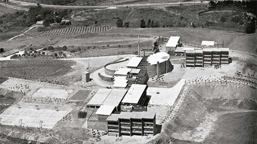 Imagen a&eacute;rea del colegio Cuestas Blancas. Figure 8. Aerial image of the Cuestas Blancas School.