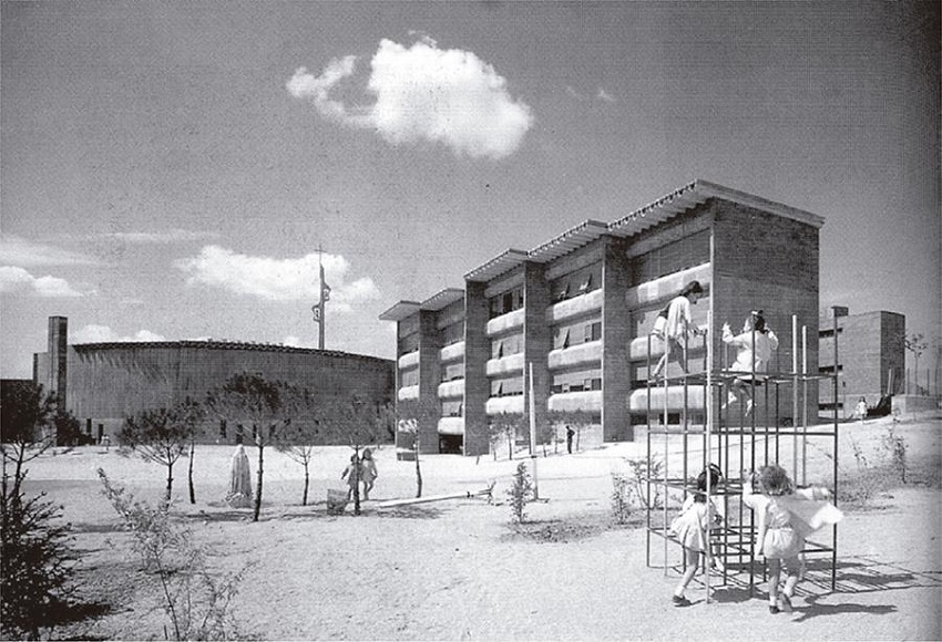 Imagen del colegio Cuestas Blancas desde el patio norte. Figure 9. Image of the Cuestas Blancas School from the north schoolyard.