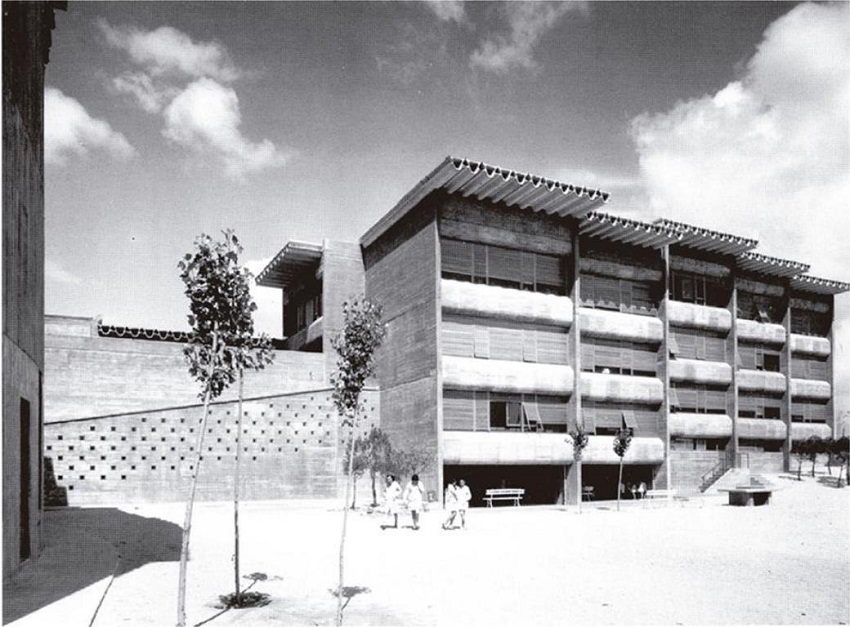 Imagen exterior de las aulas de ense&ntilde;anza infantil y primaria. Figure 17. Exterior image of the pre-school and primary school classrooms.