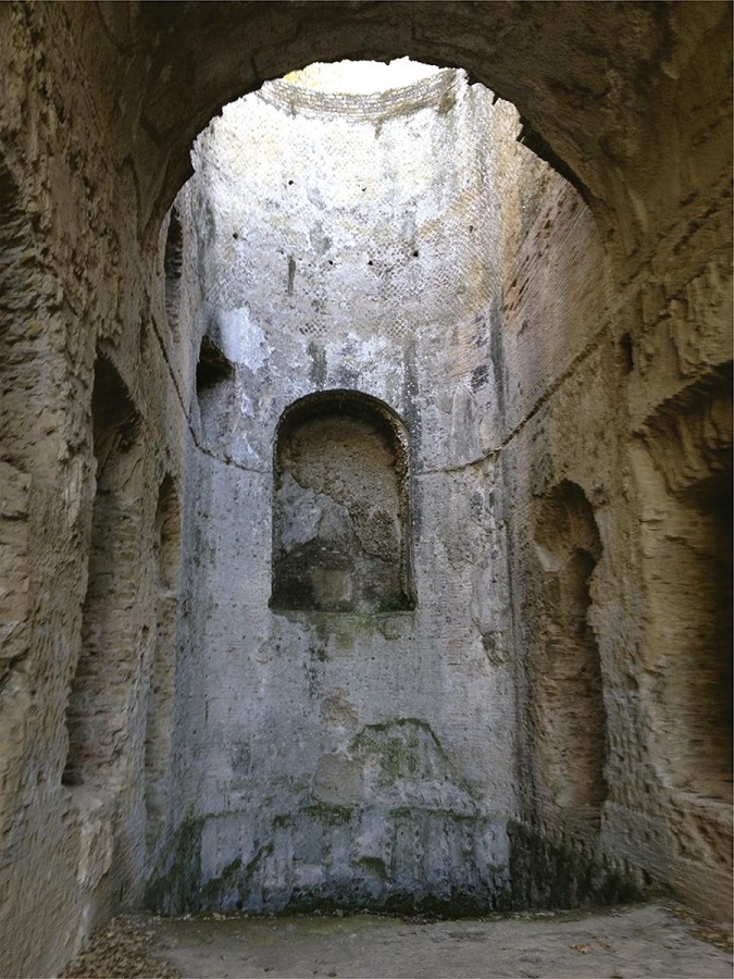 Villa Adriano, Tivoli. Serapeum. Fotografía de Aurelio Vallespín. Figure 9. Villa Adriano, Tivoli. Serapeum. Photograph by Aurelio Vallespín.