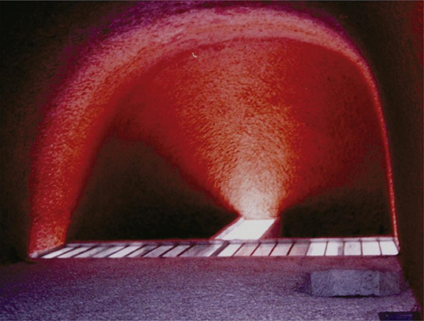 Le Corbusier, 1955. Nôtre Dame du Haut, Ronchamp. Lucernario Este con luz artificial intensa. Fotografía de Aurelio Vallespín. Figure 11 Le Corbusier, 1955. Nôtre Dame du Haut, Ronchamp. East light tower with intense artificial light. Photograph by Aurelio Vallespín.