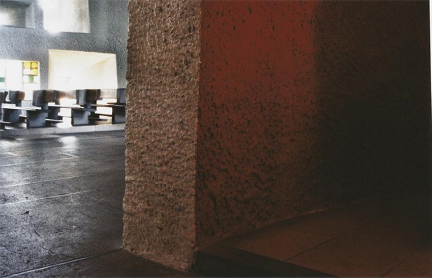 Le Corbusier, 1955. Nôtre Dame du Haut, Ronchamp. Lucernario Este como superficie. Fotografía de Aurelio Vallespín. Figure 14. Le Corbusier, 1955. Nôtre Dame du Haut, Ronchamp. East light tower as a surface. Photograph by Aurelio Vallespín.