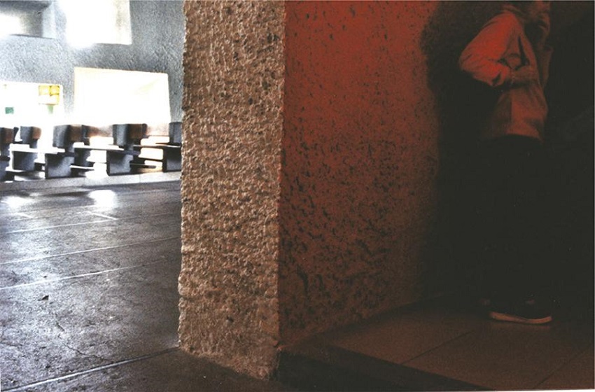 Le Corbusier, 1955. Nôtre Dame du Haut, Ronchamp. Lucernario Este como espacio habitado. Fotografía de Aurelio Vallespín. Figure 15. Le Corbusier, 1955. Nôtre Dame du Haut, Ronchamp. East light tower as an inhabited space. Photograph by Aurelio Vallespín.