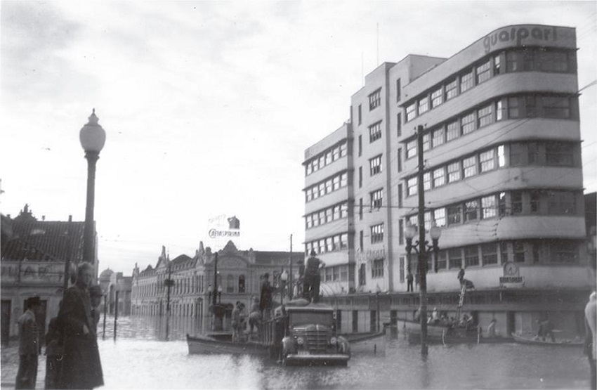 Edifício Guaspari e avenida Borges de Medeiros, Porto Alegre, enchente de 1941, sequência cronológica. Figure 4. Guaspari Building and Borges de Medeiros Avenue, Porto Alegre, 1941 flood, chronological sequence.
