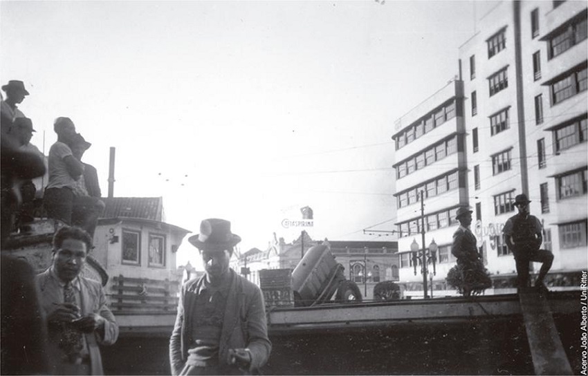 Edifício Guaspari e avenida Borges de Medeiros, Porto Alegre, enchente de 1941, sequência cronológica. Figure 5. Guaspari Building and Borges de Medeiros Avenue, Porto Alegre, 1941 flood, chronological sequence.