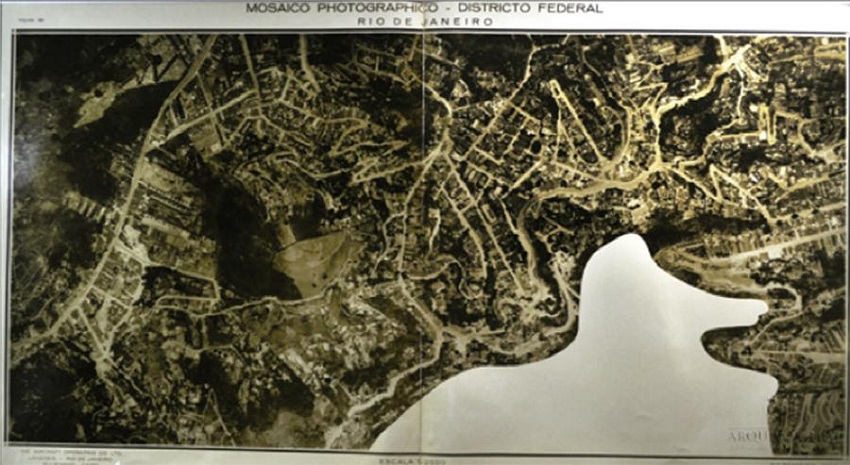 Favela Morro dos Prazeres, regi&atilde;o central do Rio de Janeiro, com morro encoberto por uma mancha branca no mosaico fotogr&aacute;fico de 1928. Figure 2. Morro dos Prazeres, Rio de Janeiro&rsquo;s central region, with hill covered by a white spot on the 1928 photographic mosaic.