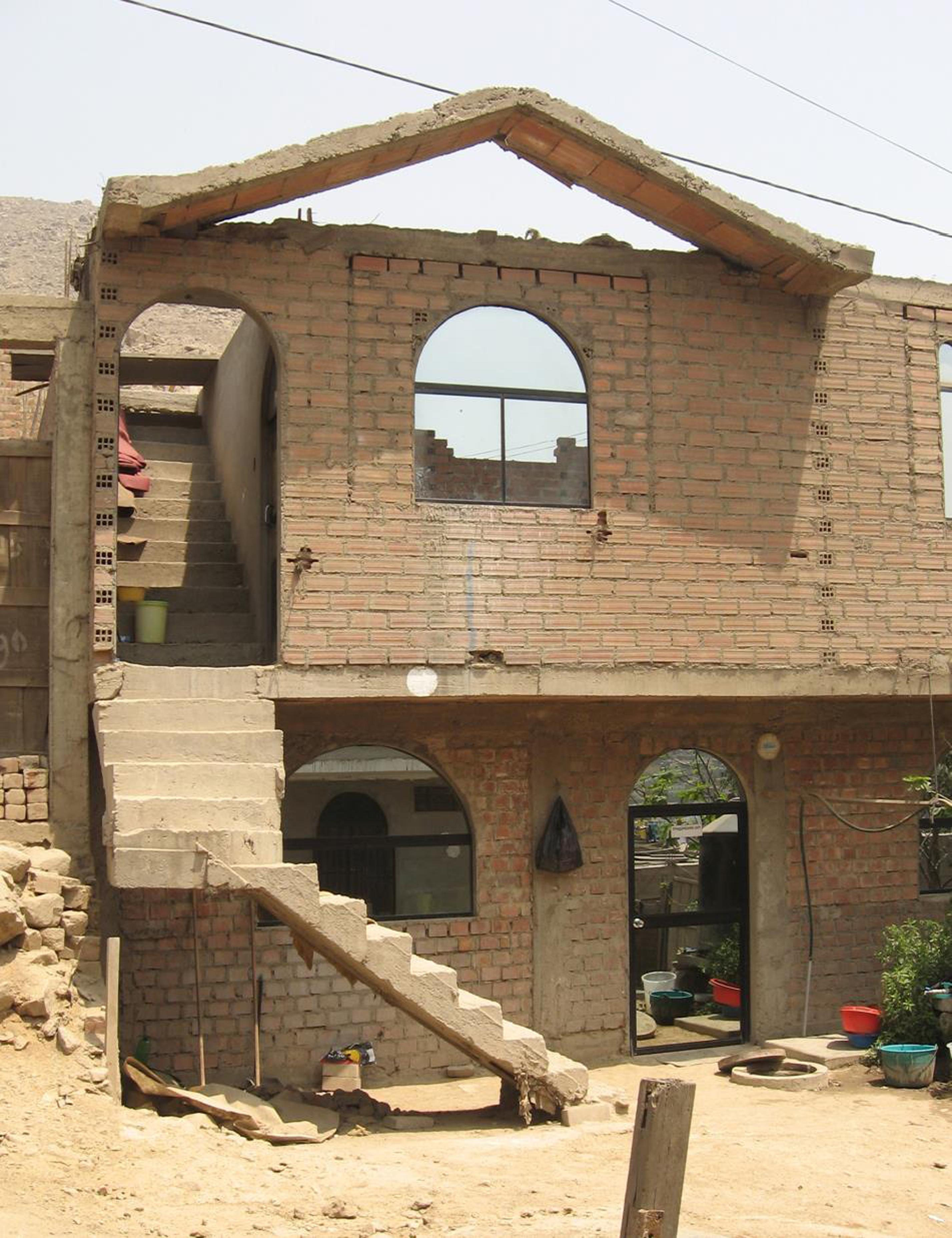Ornamento tipo cornisa en forma de techo a dos aguas, Huayc&aacute;n. Ornament in a cornice fashion looking as a finished roof, Huayc&aacute;n