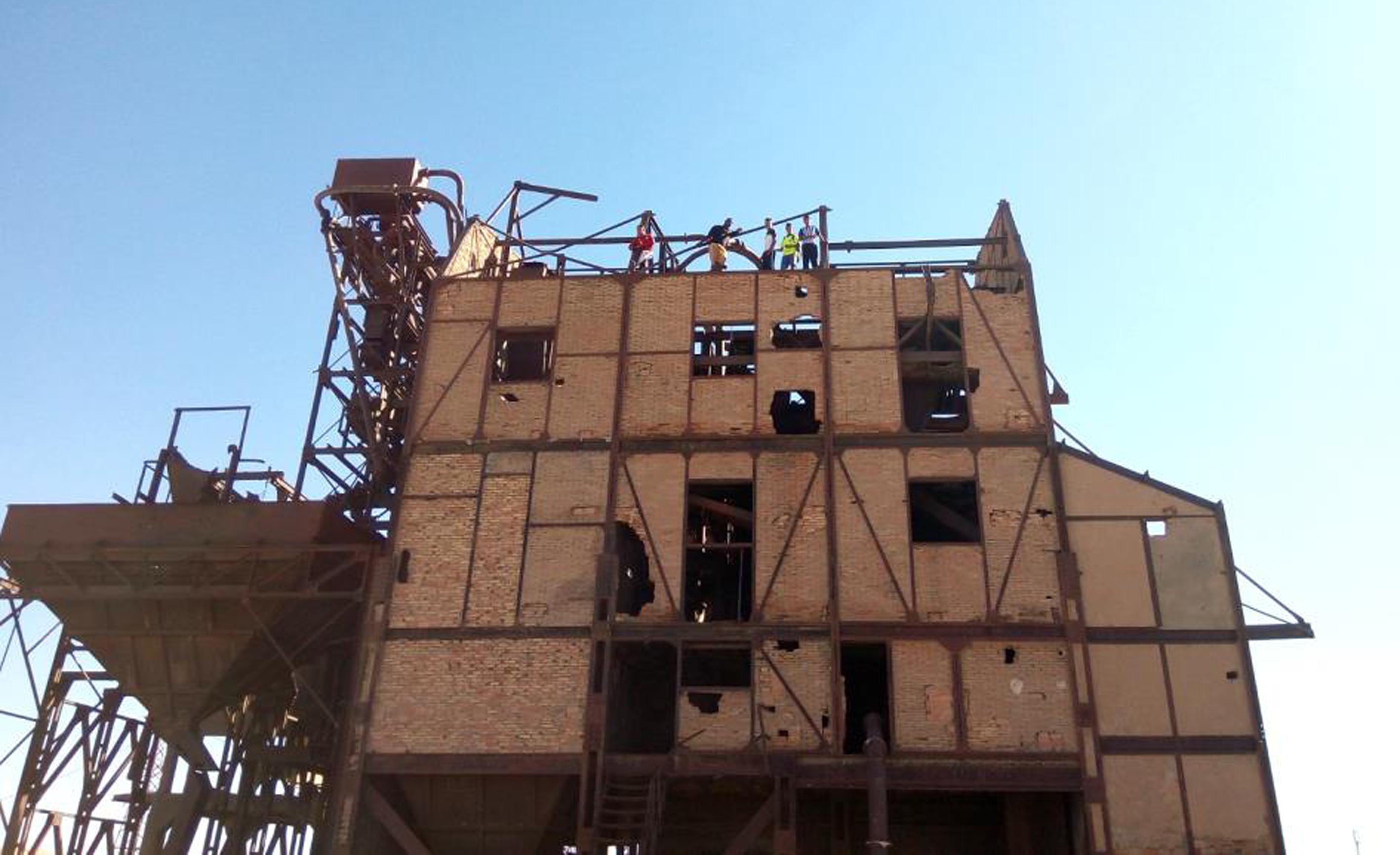 Teenagers climb the old wash-house and put their lives in danger.