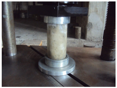 Probeta cil&iacute;ndrica M-R en prensa universal antes de recibir carga.