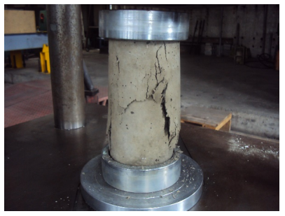 Probeta cil&iacute;ndrica M-R luego de aplicaci&oacute;n de carga.