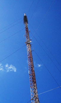 Ejemplo de torre atirantada de telecomunicaciones
