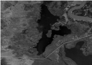 Fotograf&iacute;a a&eacute;rea de las ci&eacute;nagas de Ba&ntilde;&oacute; y Los Negros, margen izquierdo del r&iacute;o Sin&uacute;, en el corregimiento de Cotoc&aacute;, municipio de Lorica. Ci&eacute;naga de Ba&ntilde;&oacute; (parte inferior en la foto) y ci&eacute;naga Los Negros (parte superior en la foto). Instituto Geogr&aacute;fico Agust&iacute;n Codazzi (1994)1