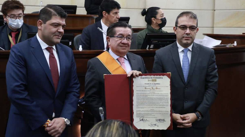 El ministro de Salud, Fernando Ruiz, recibió la Orden del Congreso y la Orden de la Democracia Simón Bolívar. "El ministro de Salud, Fernando Ruiz, recibió la Orden del Congreso y la Orden de la Democracia Simón Bolívar por su destacado trabajo, especialmente en medio de la pandemia por la covid-19 en la que logró que el país controlara la enfermedad, tuviera las pruebas necesarias a tiempo y lograra una vacunación exitosa de la mano del presidente Iván Duque".