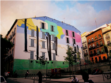 Edificio y plaza rehabilitados, barrio Embajadores.