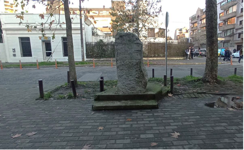 vista desde la calzada, Piedra Conmemorativa Vicaría de la Solidaridad.