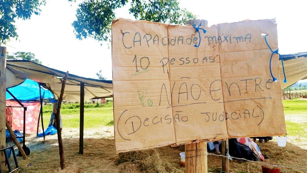 Cartel a la entrada del campamento improvisado por los voluntarios