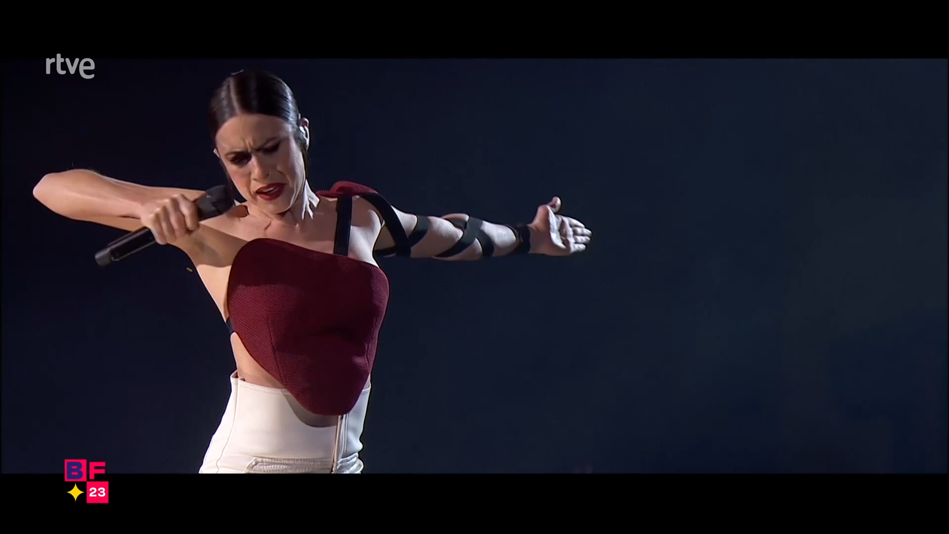 Blanca Paloma como amazona o arquera.