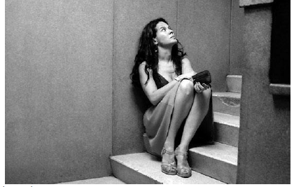 Las razones del coraz&oacute;n: Emilia deambula su desesperaci&oacute;n por el mundo
cerrado de su edificio.