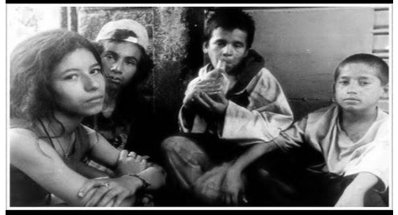 Fotograma
de La vendedora de rosas. La pandilla o red social primaria como signo de
pertenencia e identidad