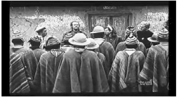 Fotograma
de Yawar Malku: Los hombres
de la comunidad indígena frente a los gringos