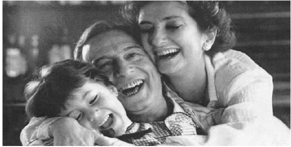 Fotograma de La Historia Oficial.
Familia aparentemente nuclear