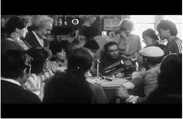 Fotograma
de La Estrategia del Caracol, representativa de la importancia de las redes
sociales primarias, basadas en la vecindad