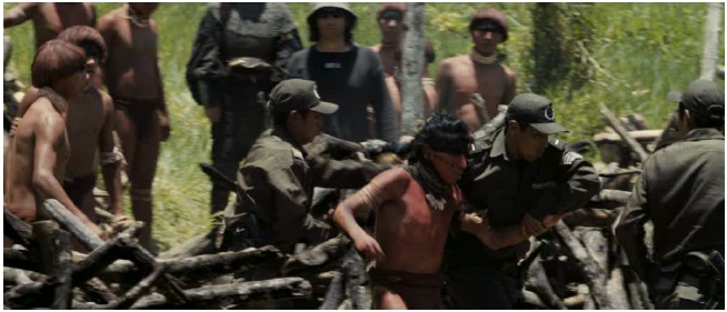 Daniel,
caracterizado como Hatuey, es detenido por las
autoridades en el set rodaje (Tambi&eacute;n la lluvia, Morena Films, Paramount Pictures, 2010).