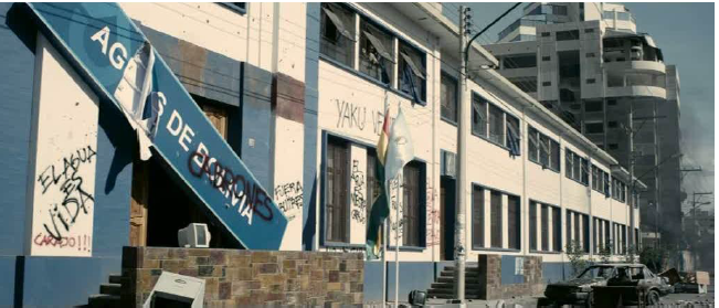 El edificio de
Aguas de Bolivia en Cochabamba durante las protestas (Tambi&eacute;n la lluvia, Morena
Films, Paramount Pictures,
2010).