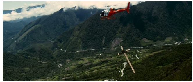 Una gigantesca cruz
sobrevuela la zona de Cochabamba (Tambi&eacute;n la lluvia, Morena Films, Paramount Pictures, 2010).