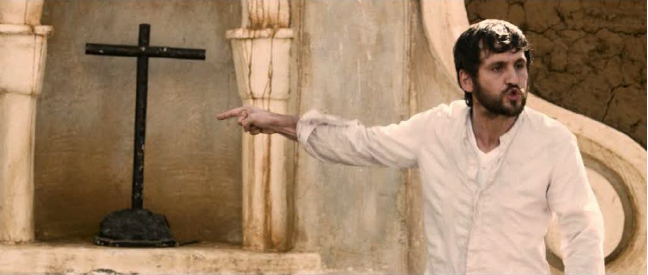 Juan/Montesinos
ensaya su serm&oacute;n (Tambi&eacute;n la lluvia, Morena Films, Paramount Pictures, 2010).