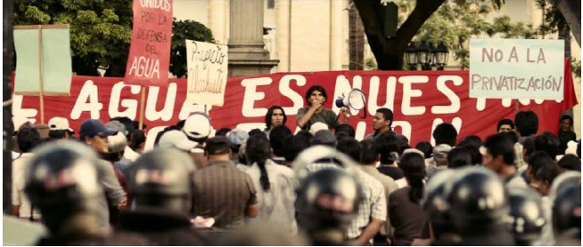 Daniel en las
protestas de Cochabamba (Tambi&eacute;n la lluvia, Morena Films, Paramount Pictures, 2010).