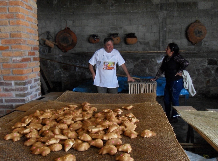 Foto 6. Artesano con pan de figuras (pan de muertos)
