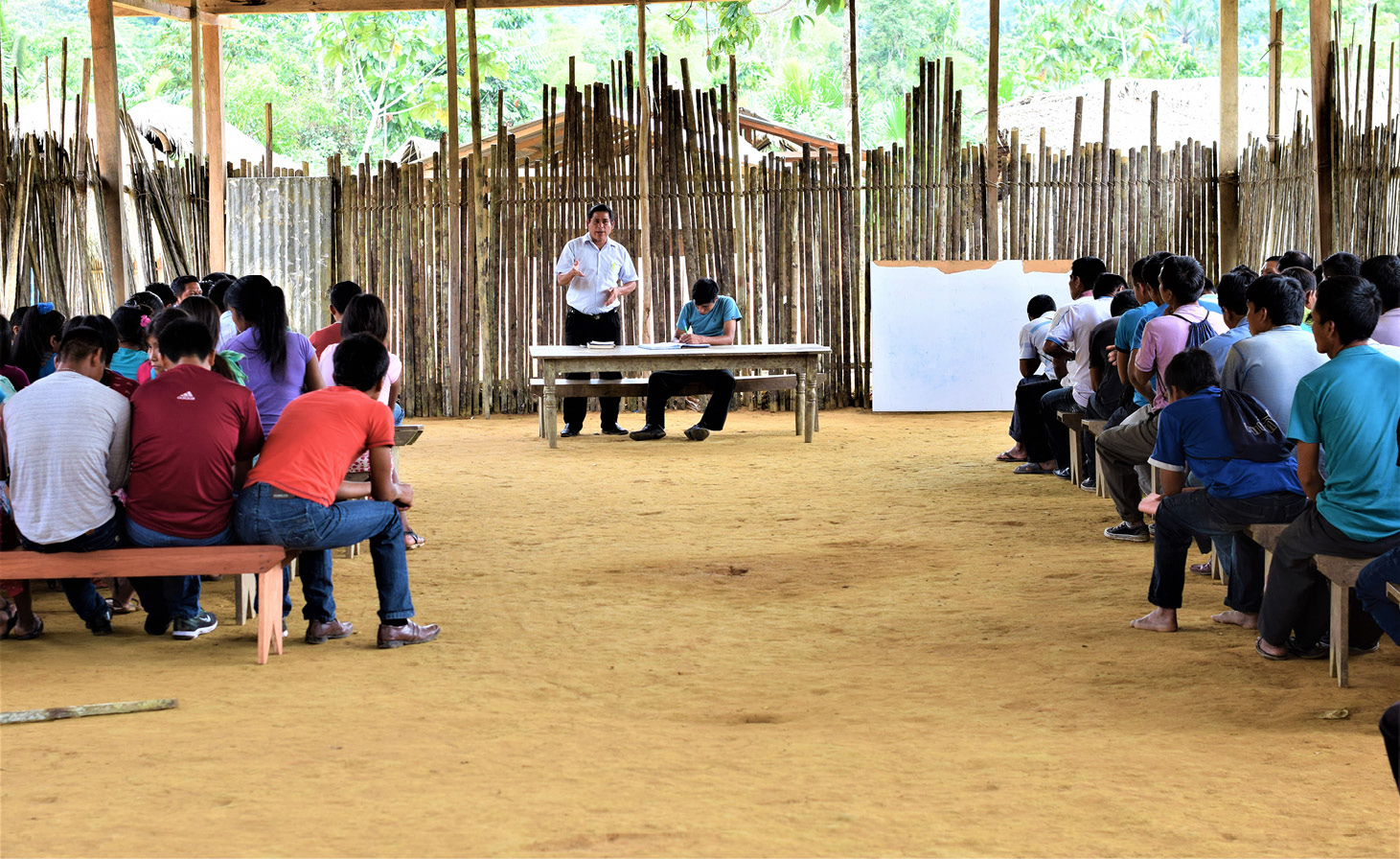 Lunes, batsatkauti ij&uacute;nmau (asamblea comunal). Conformaci&oacute;n de dos grupos de trabajo, unos para recolectar shuat y otros, daek