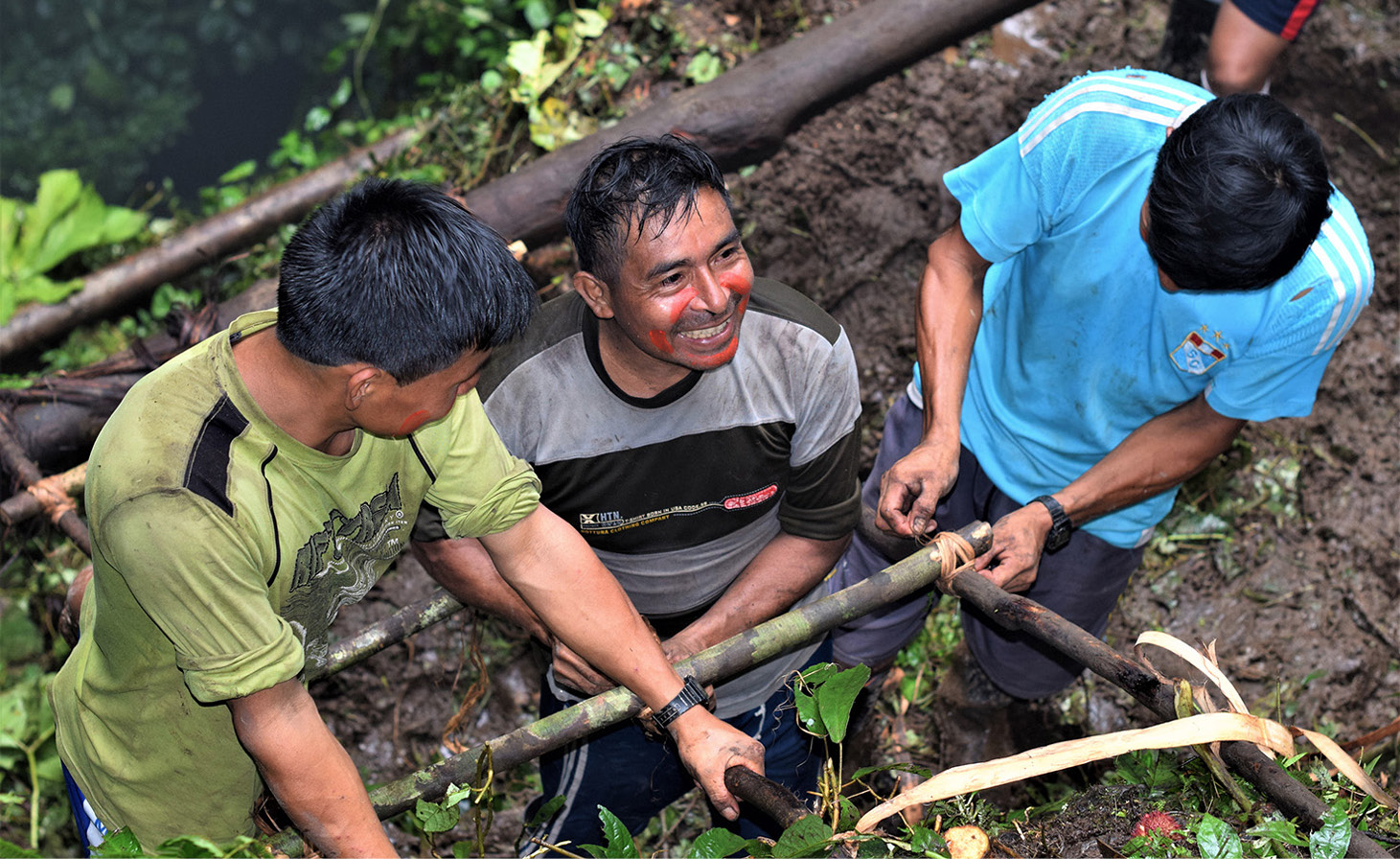 Viernes, papaja yaki watai najambau (construcci&oacute;n de la escalera)