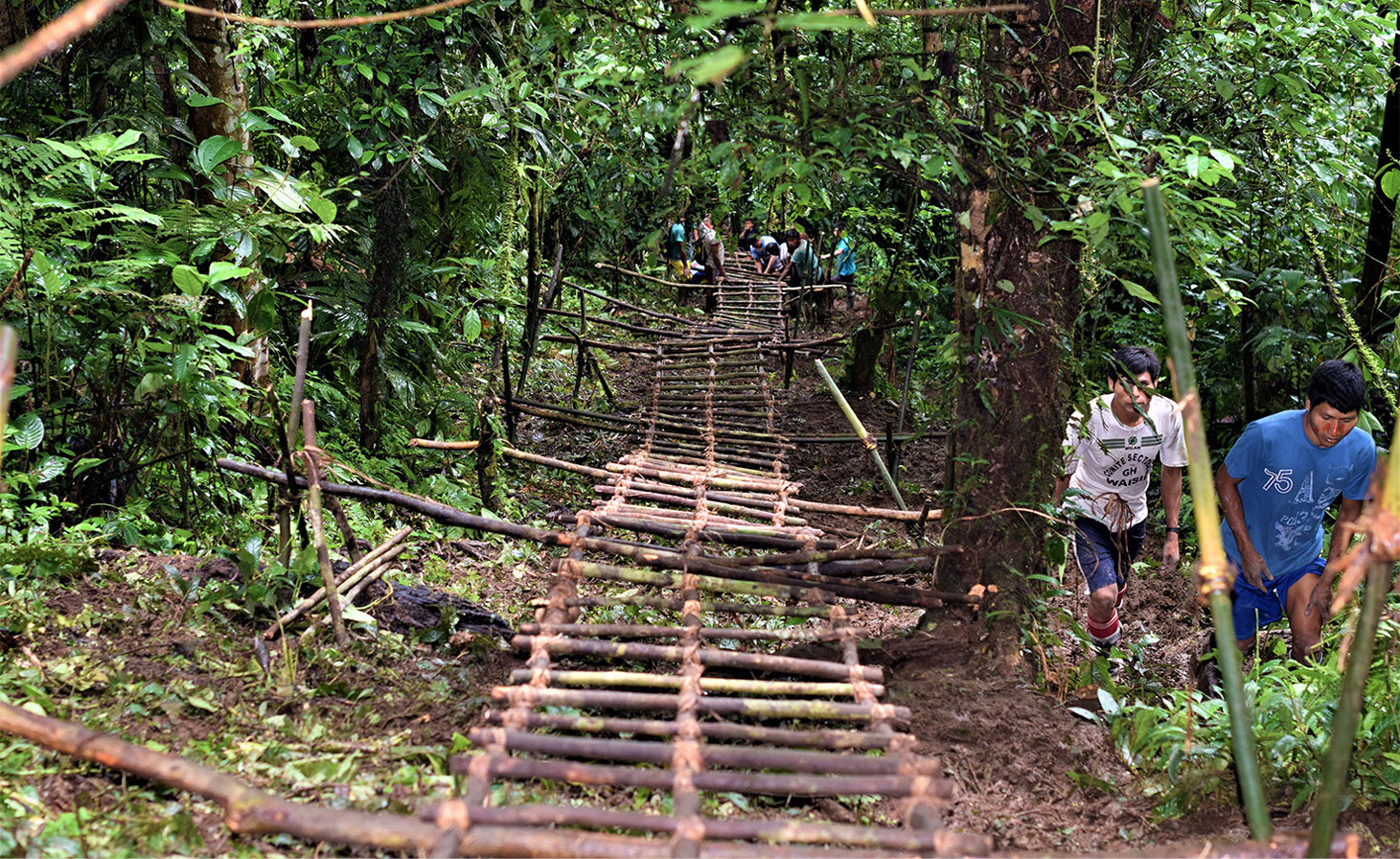 S&aacute;bado, papaja yaki watai najambau (construcci&oacute;n de la escalera)