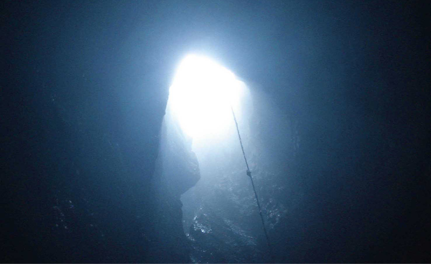 Descenso, interior de la cueva