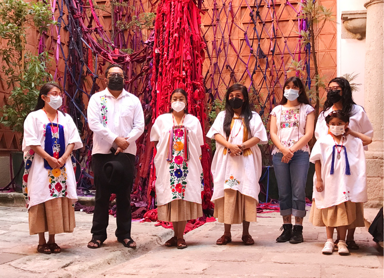 Colectivo Dill Yel Nbn en la inauguracin  de “Lhall xallona llun lliu'tuse, llunen lliu walh / Vestir tambin  es un territorio de lucha”, albergada en el Museo Textil de Oaxaca