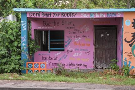 Casa en San Luis, San Andr�s, con grafiti comunitario en ingl�s y kriol