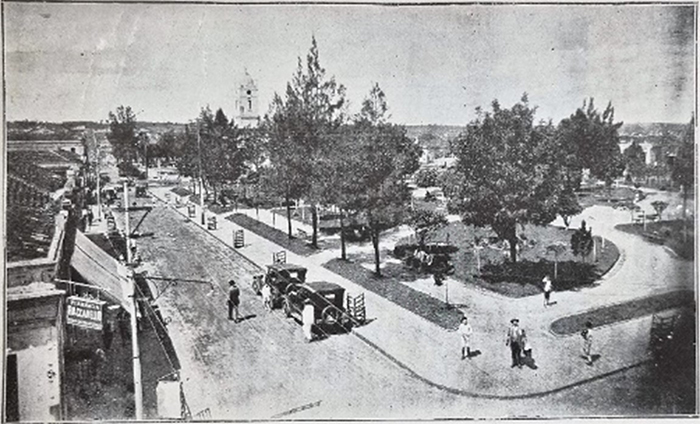 Fotografia da rua Bernardino de Campos, tendo  direita a praa Ruy Barbosa.
