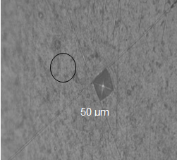 Huella de indentaci&oacute;n realizada para el
an&aacute;lisis de microdureza.