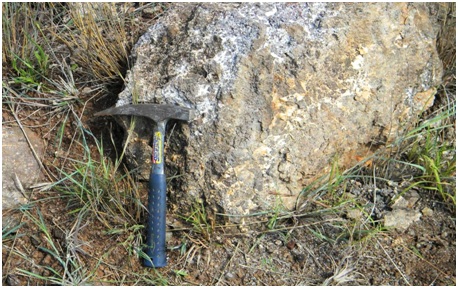 Bloque de basalto con amígdalas rellenas por
zeolitas, región de Goba.