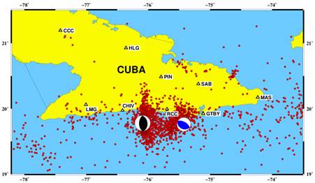 Distribucin espacial (crculos rojos) de los sismos relacionados con la serie iniciada el 17 de enero del 2016 a las 08:17 UTC. Mecanismo focal (negro) del terremoto de mayor energa al suroeste de la ciudad de Santiago de Cuba (2016/01/17 08:30 UTC), y del evento de mayor energa al sureste de esta ciudad (azul) (2016/01/24 13:08 UTC).