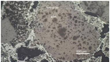 Agregados anhedrales de hematita - goethita (hm-goe) bordeando los minerales de ganga, con textura de cemento. Muestra S-2