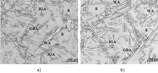 Microestructura de la ZAC (ataque electroltico con solucin de NaOH al 20 %). a) Soldadura con energa de entrada de 1,5 kJ/mm; b) Soldadura con energa de entrada de 2,5 kJ/mm