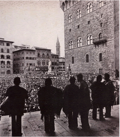 emblem�tica  imagen del conjunto Inti-Illimani, actuando en Florencia, frente a un p�blico  multitudinario, en septiembre de 1975.